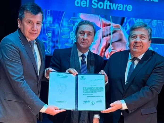 Carlos Silva Neder durante la jornada sobre inteligencia artificial e industria del software realizada en la UNSE.